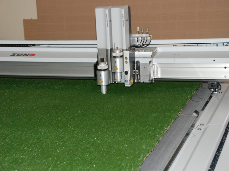 Kunstgræs som bliver skåret